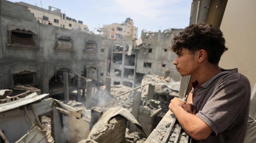 Palestinci si prohlížejí místo izraelského leteckého úderu na domy v uprchlickém táboře ve městě Gaza (fotografie z 9. května 2026)