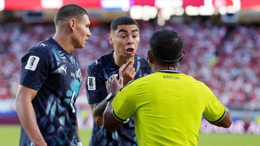 Paraguay hrála celý druhý poločas v deseti po vyloučení Miguela Almiróna, který si zakryl ústa v konverzaci se soupeřem a podle nového pravidla viděl červenou kartu