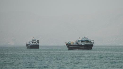 Lodě v Hormuzském průlivu, pohled z Musandamu