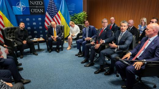 Volodymyr Zelenskyj a Donald Trump při schůzce na summitu NATO v Ankaře