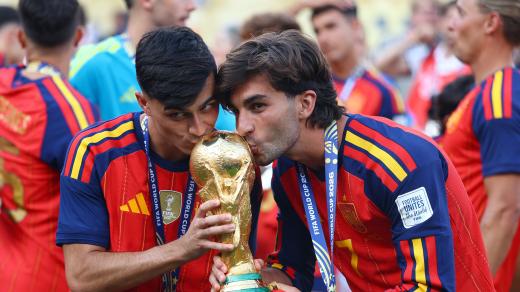 Pedri a Ferran Torres s trofejí pro vítěze mistrovství světa ve fotbale