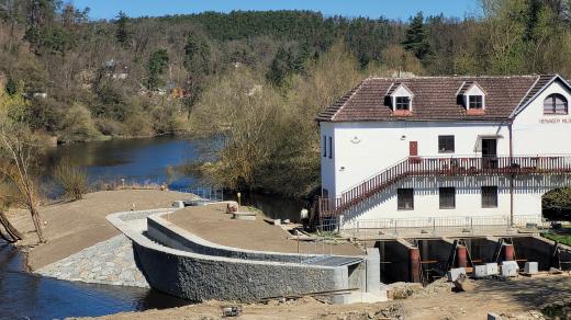 Povodí Vltavy za téměř 48 milionů korun staví nový jez s rybím přechodem