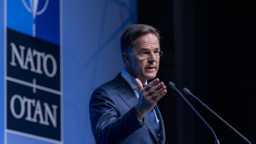 Generální tajemník NATO Mark Rutte na tiskové konferenci před summit v Ankaře