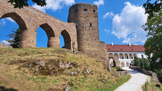 Studenti, důchodci nebo zahradník. Na hradě Velhartice provázejí brigádníci, někteří už přes 20 let