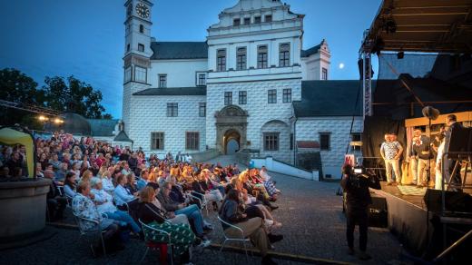 Diváci sledují představení na divadelním festivalu Pernštejnlove na nádvoří pardubického zámku