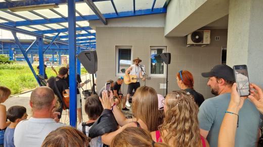 Koncert kapely CIvilní obrana na nádraží v Havlíčkově Brodě