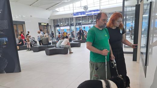 Na plzeňském vlakovém nádraží se nachází stánek Tyfloservisu, u kterého se lidé dozvědí o nácviku prostorové orientace