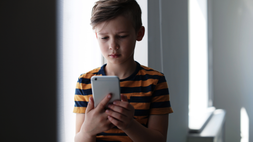 Hranice 15 let pro sociální sítě nebo WhatsApp má své důvody, jejich uživatelům ale bývá i osm