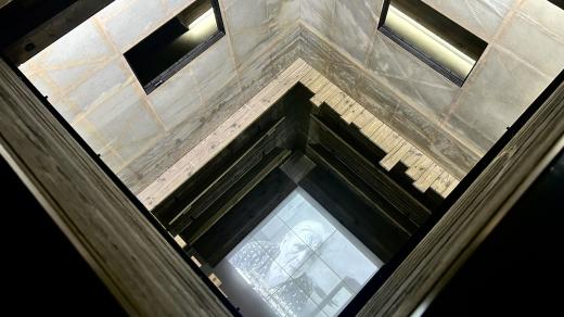 Muzeu uvnitř památníku dominuje jáma, na jejímž dně se promítají vzpomínky Johanny Lipke