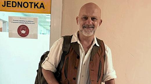 Herec Hynek Čermák byl hostem besedy, kterou na spinální jednotce v Krajské nemocnici v Liberci pořádal projekt Coolturně bez bariér