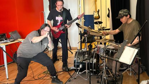 Grónská kapela Sound of the Damned na jedné ze svých nedělních zkoušek