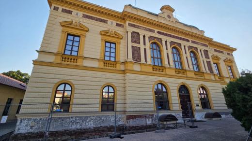 Řemeslníci opravují historickou budovu gymnázia v Uherském Hradišti