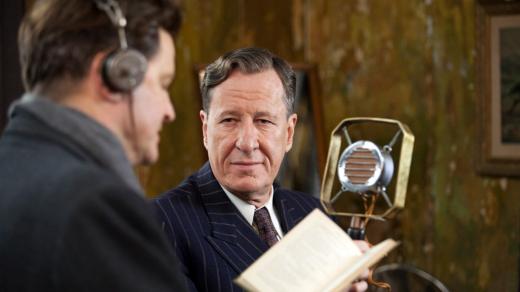 Colin Firth jako král Jiří VI a Geoffrey Rush jako jeho logoped ve snímku Králova řeč (2010)