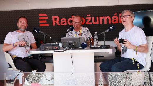 Milan Cais a Mardoša z kapely Tata Bojs, uprostřed moderátor Petr Král
