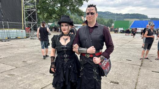 Manželé Martin a Petra, kteří se na Masters of Rock potkali v roce 2006 a jezdí sem jako na "srdcovku"