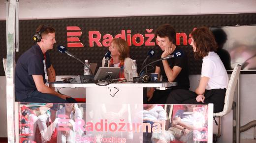 Herečky Taťjana Medvecká a Marie Švestková byly spolu s režisérem Bohdanem Karáskem hosty Radiožurnálu v Karlových Varech