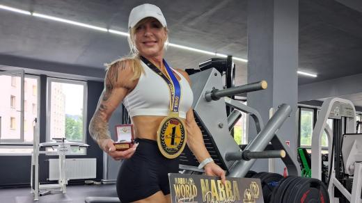 Helena Poláková, která v Newcastle získala titul Mistr světa celosvětově nejstarší a jedné z nejvýznamnějších mezinárodních organizací kulturistických soutěží NABBA
