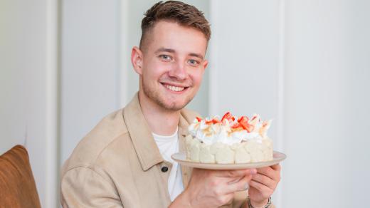 Piškotový zákusek s pistáciovým krémem, rebarborou a sněhovou čepicí od Vojtěcha Vrtišky