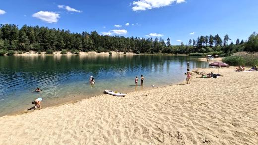 Gmünder Strandbad, bývalá pískovna za hraničním přechodem Halámky, nabízí koupání v průzračné vodě i kompletní zázemí