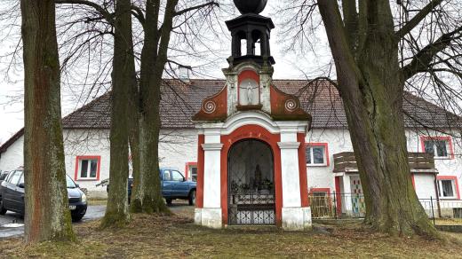 Návesní kaple ve vesnici Svébohy u Horní Stropnice na Českobudějovicku
