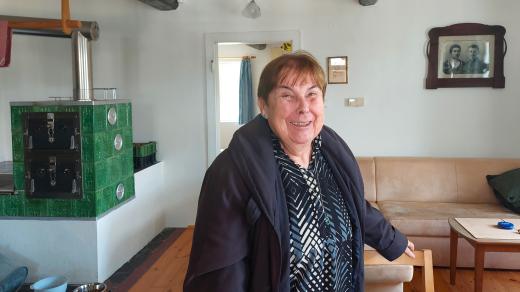 Historička umění Eliška Fučíková na chalupě v Bradlecké Lhotě