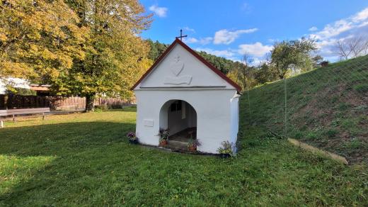 Kaple sv. Cyrila a Metoděje se studánkou ve Stínavě
