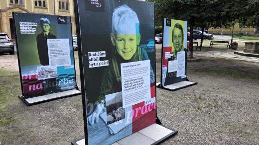 Putovní výstava „Vysídlení a dosídlení“ na Lidickém náměstí ve Smržovce na Jablonecku