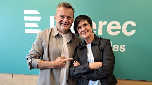 Moderátor Petr Kumpfe a jeho host v Serkání u mikrofonu, reportérka České televize Jana Šrámková