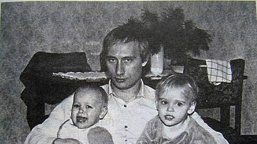 Vladimir Putin s dcerami v roce 1989