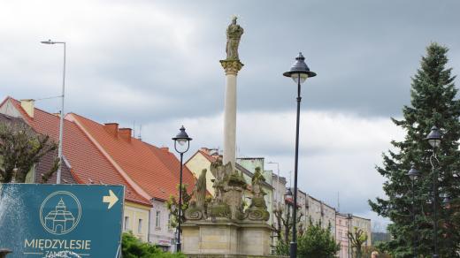 Mariánský sloup na náměstí je ze 17. století a byl inspirován pražským sloupem na Staroměstském náměstí