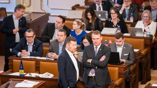 Lídři SPD Tomio Okamura a Radim Fiala před zbytkem poslaneckého klubu hnutí