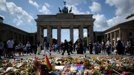 Pieta u Braniborské brány v Berlíně po teroristickém útoku v parku Tiergarten