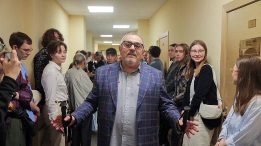 Boris Naděždin přichází k soudu, byl obviněn z šíření extremistických materiálů