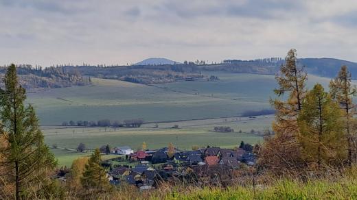 Uhlířský vrch je vyhaslá sopka. Na další vulkány je odsud dobrý výhled