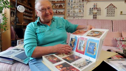 Paní Věra Syrová z Volduch u Rokycan se může pochlubit sbírkou 10 tisíc pohlednic