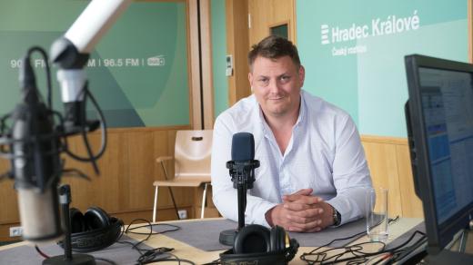 Ondřej Krotil ve studiu Českého rozhlasu Hradec Králové