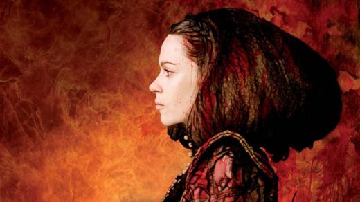 Anna Friel jako Čachtická paní na plakátě k filmu Juraje Jakubiska Bathory (2008)