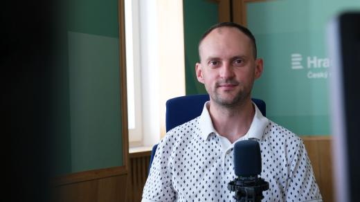 Tomáš Kriegler ve studiu Českého rozhlasu Hradec Králové