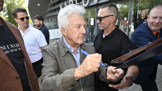 Americký herec Dustin Hoffman po příletu do České republiky