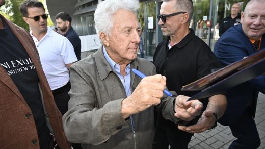 Americký herec Dustin Hoffman po příletu do České republiky