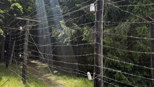Plot vysoký 2,5 metru z ostnatého drátu. V 50. letech a na začátku let šedesátých v něm proudily tisíce smrtících voltů elektrického napětí