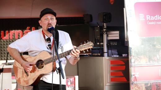 Hudebník a bavič Jiří Krhut byl hostem Radiožurnálu v Karlových Varech