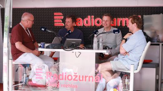 Moderátor Jan Pokorný, producent Michal Reitler, právník Ivan David a herec Petr Lněnička v Debatě Radiožurnálu