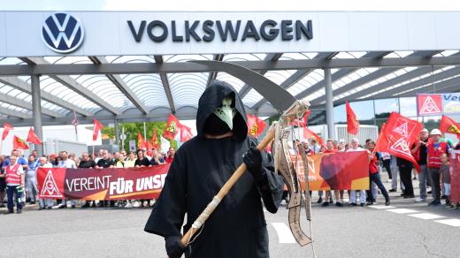 Zaměstnanci Volkswagenu ve Zwickau protestují proti úsporným plánům, které oznámilo vedení koncernu