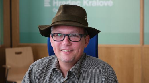 Jaroslav Filip ve studiu Českého rozhlasu Hradec Králové