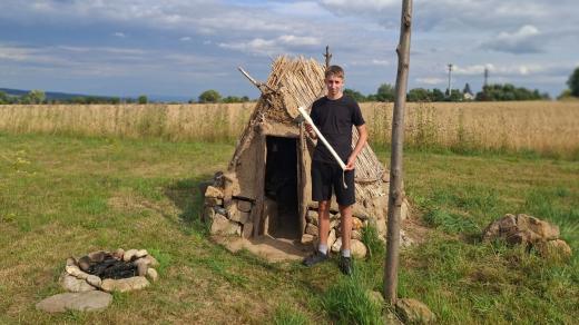 Amatérský archeolog Martin Vondrouš si na zahradě postavil plně funkční a zařízenou pravěkou chýši