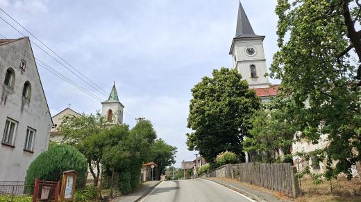 Kostely ve Velké Lhotě u Dačic na Jindřichohradecku, vlevo dvě fary