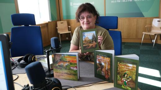 Jitka Vaňková Přibylová ve studiu Českého rozhlasu Hradec Králové
