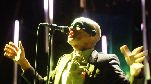 Zpěvák Michael Stipe při koncertu skupiny R.E.M. v Praze v roce 2005
