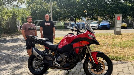 Michal Belák a Marek Semela z Ústavu soudního inženýrství VUT s testovací motorkou